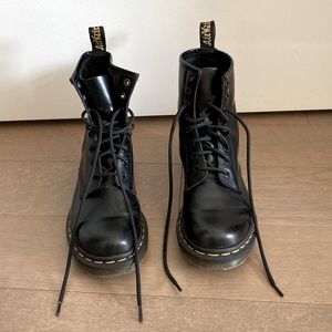 Dr. Martens 1460 Women’s Smooth Leather lace up boots
